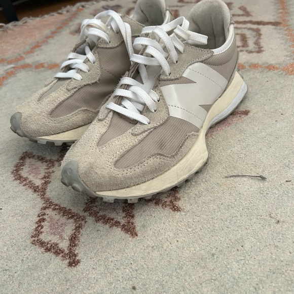 Women’s new balance 327 light grey - Picture 1 of 6